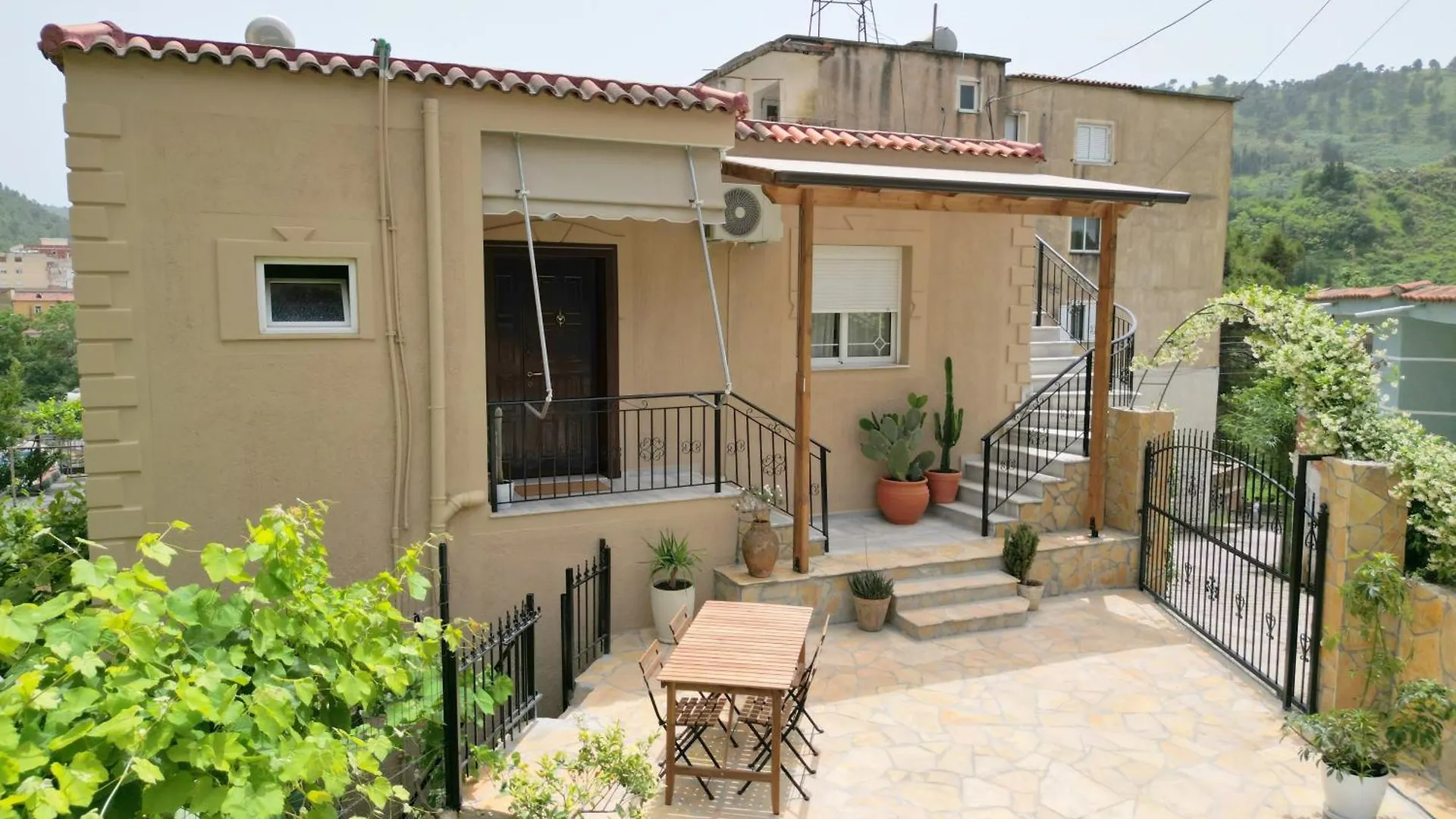 別荘 Delvinë Jasmine Sol Retreatヴィラ